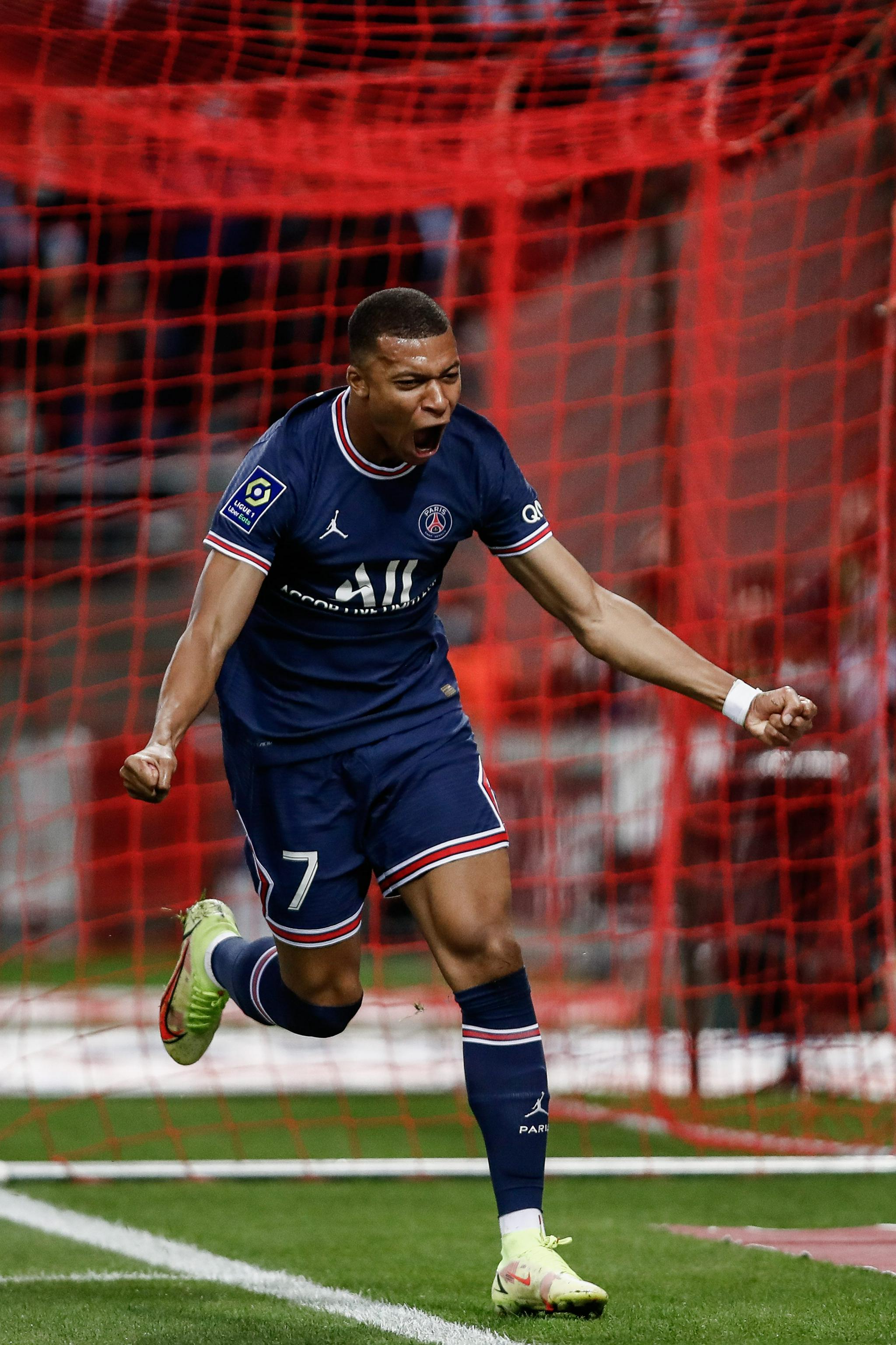 西媒：亚马尔改踢前腰全面爆发，进攻数据耀眼还完成7次抢断