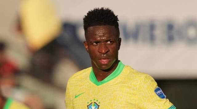 活久见，阿根廷杯决赛独立队主帅用脚绊倒对手拖延时间被罚下