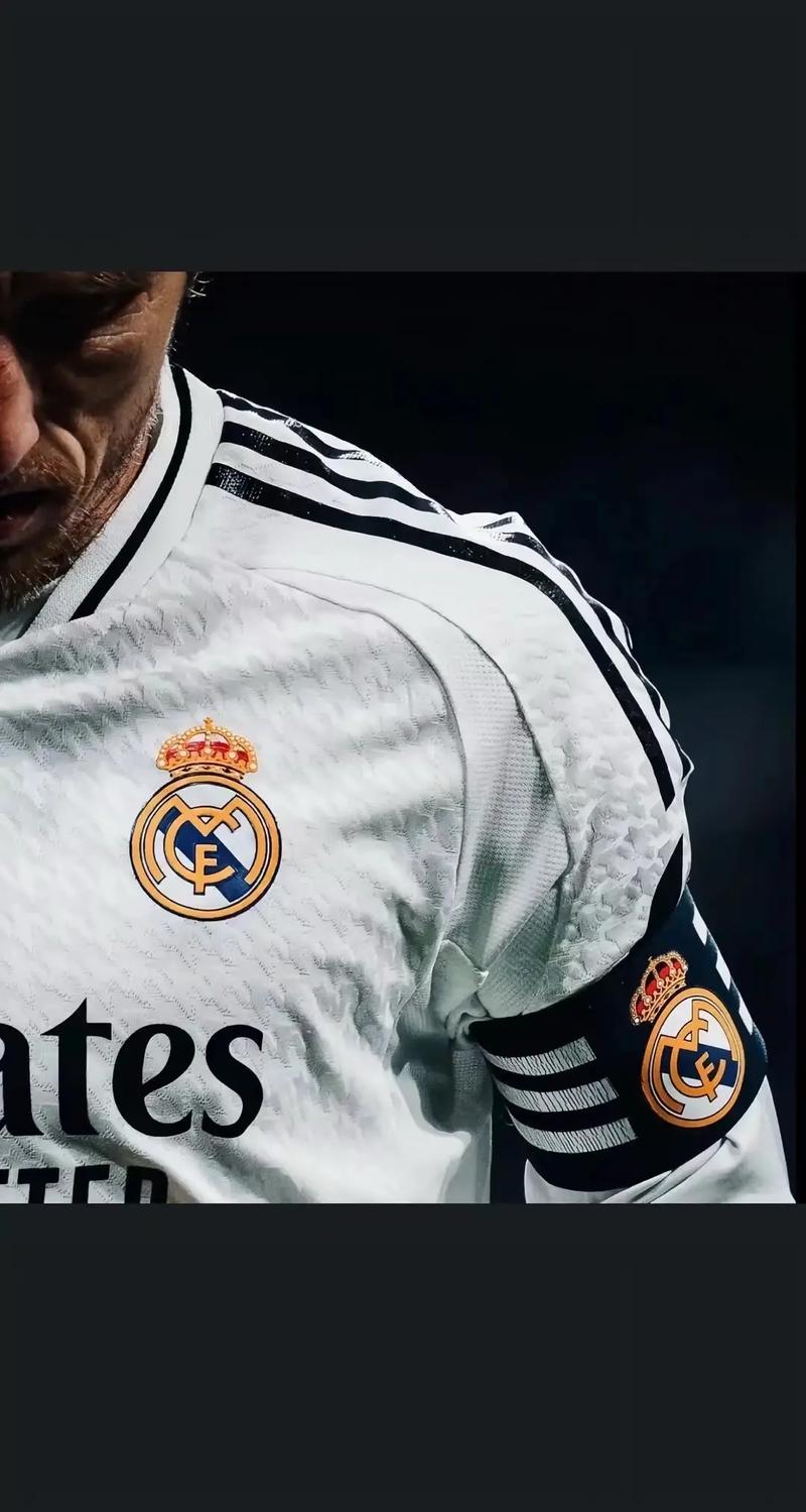 每体：部分法兰克福球迷在诺坎普闹事，向巴萨球迷投掷照明弹