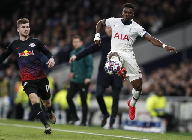 53岁齐达内上海街头踢毽子，与大妈迅速融入展现高球商风采