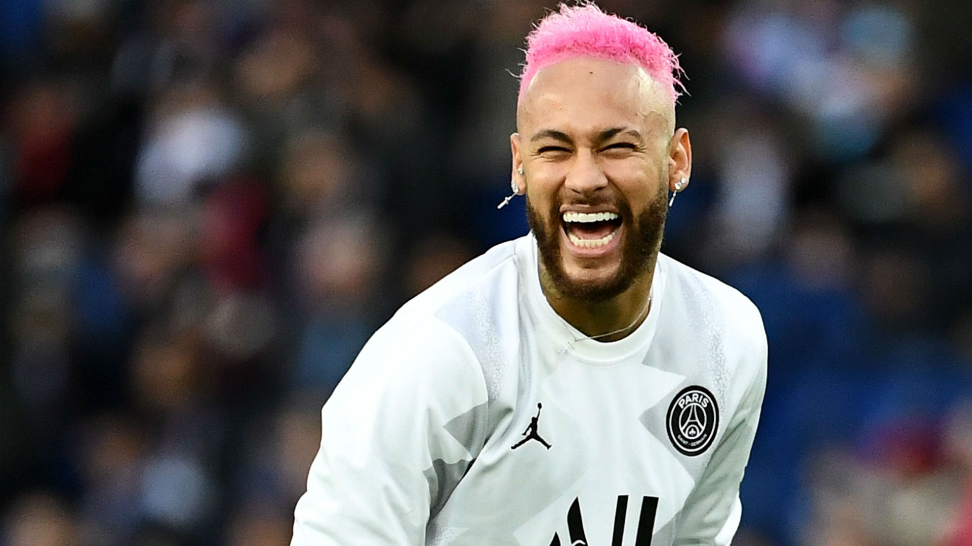 国脚中场精准传球，撕开对手防线