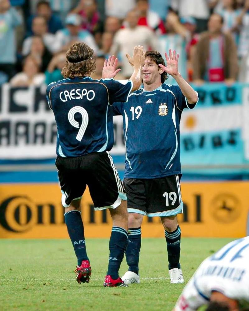 球迷态度：回顾2025年国内外足坛，哪些事让你印象深刻？（从球迷视角盘点2025年中外足坛：哪些瞬间最难忘？）