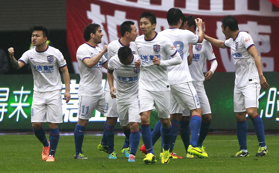 欧冠半场：罗德里戈破门，哈兰德点射，曼城暂2-1皇马（半场战报：罗德里戈先拔头筹，哈兰德点球命中，曼城暂以2-1领先皇马）