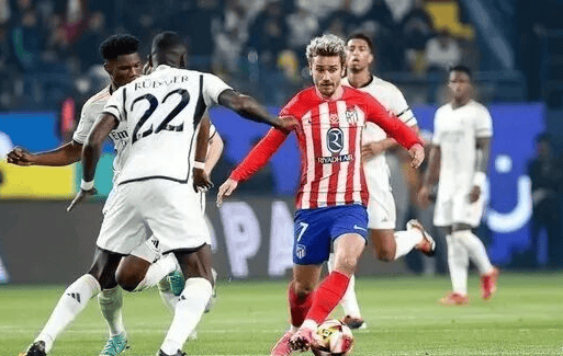 波媒：莱万与巴萨均未确定是否续约，将等到明年再做决定