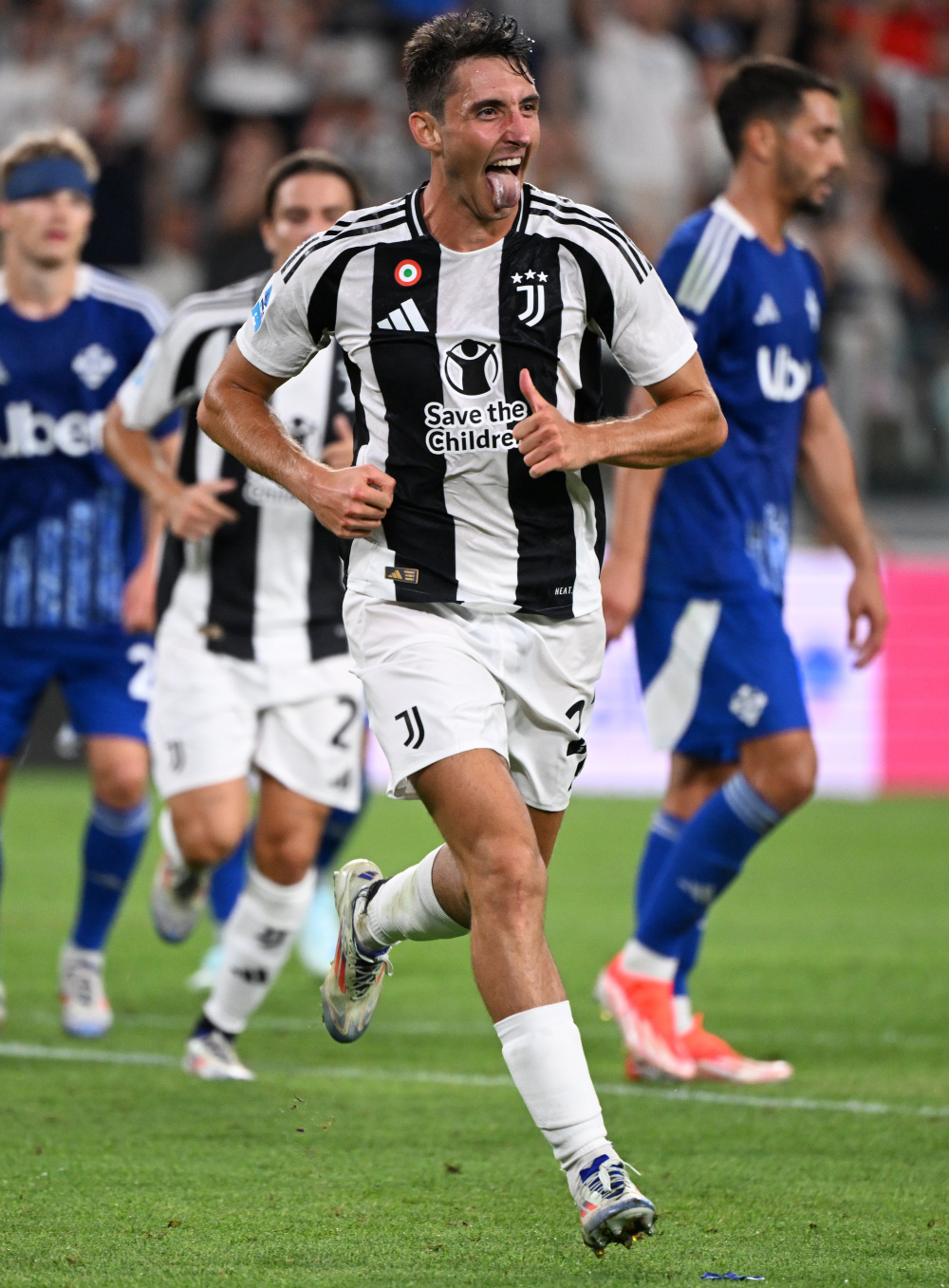 法兰克福客胜后球迷区突发火情，还有球迷从高处坠落后被送医